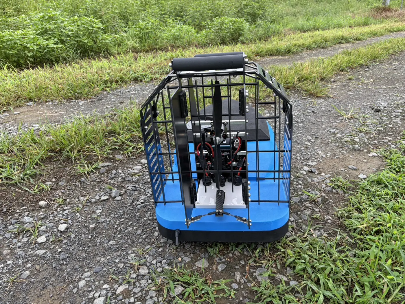機体後方から見た操縦・散布ユニット