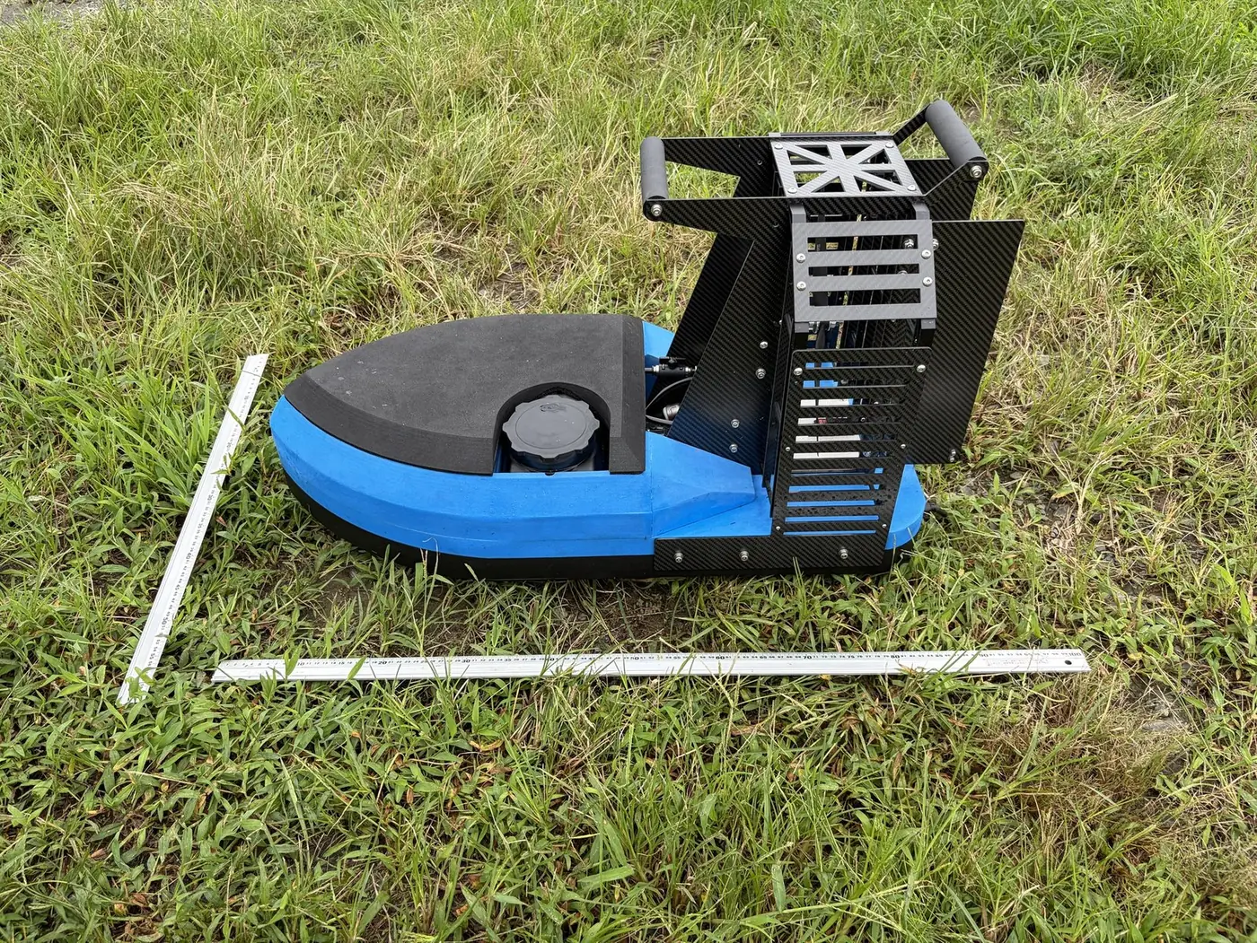 LAXAS メジャーを並べて撮影したサイズ感がわかるカット